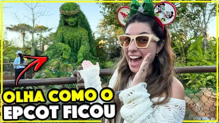 Gabi de orelhinhas de Natal na frente da estátua de plantas da Te Fiti na Journey of Water do Epcot