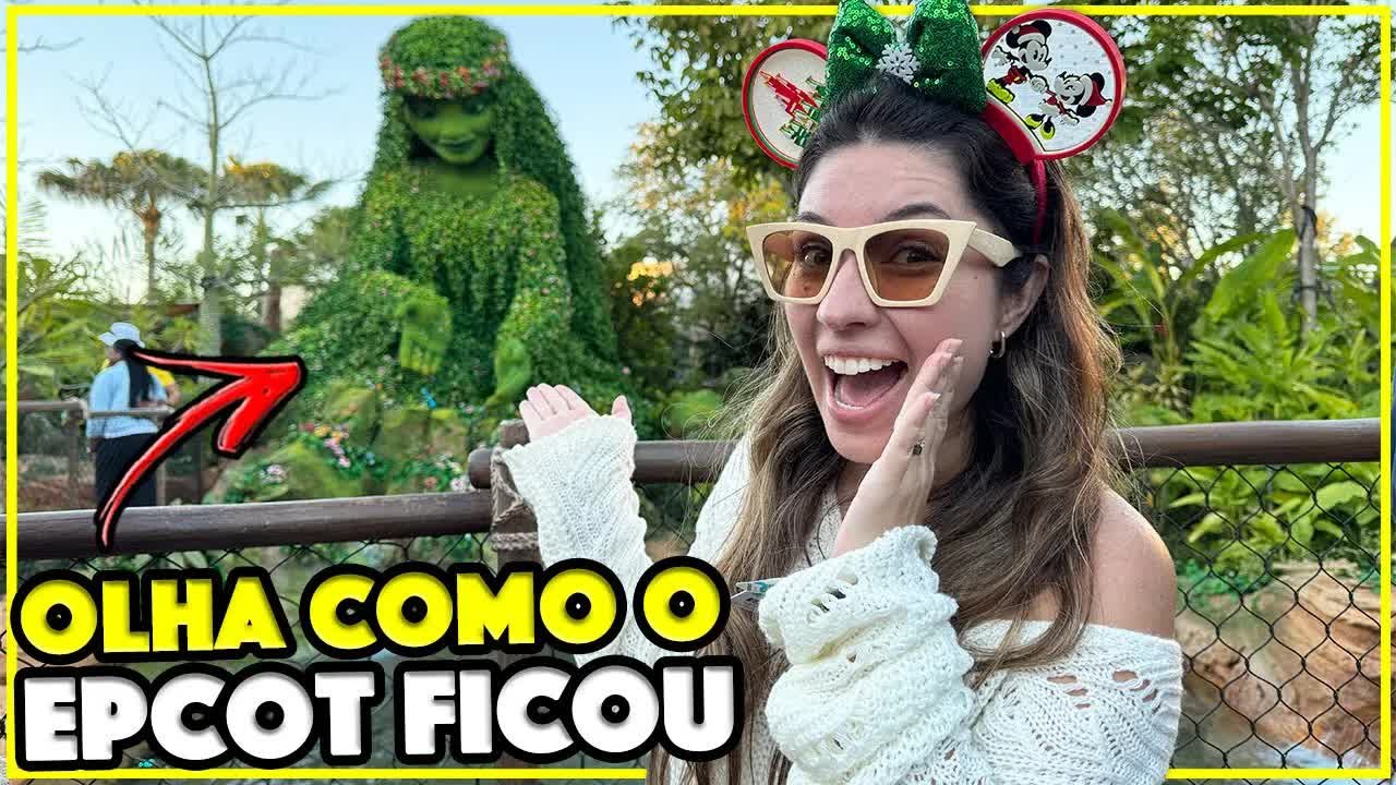 Gabi de orelhinhas de Natal na frente da estátua de plantas da Te Fiti na Journey of Water do Epcot
