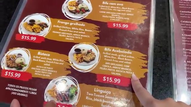 Cardápio da Cantina Brazil no outlet de Orlando com frango grelhado, bife com ovo, bisteca e bife acebolado a US$ 15,99