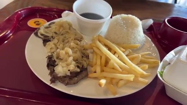 Prato de bife acebolado da Cantina Brazil com arroz branco, batata frita, feijão em potinho e salada