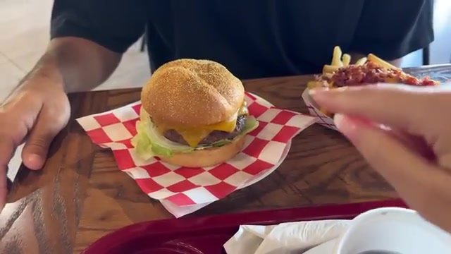 X-Salada de picanha da Cantina Brazil com pão brioche, queijo e alface, servido em cesta forrada com papel xadrez