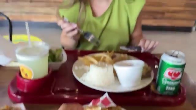 Bandeja da Cantina Brazil com limonada, prato feito e uma lata de Guaraná Antarctica