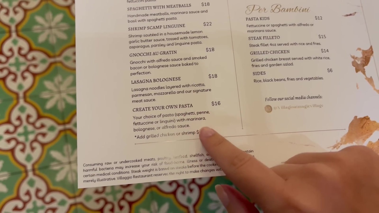 Cardápio do Villaggio com espaguete de almôndegas, camarão, nhoque, lasanha e o menu infantil