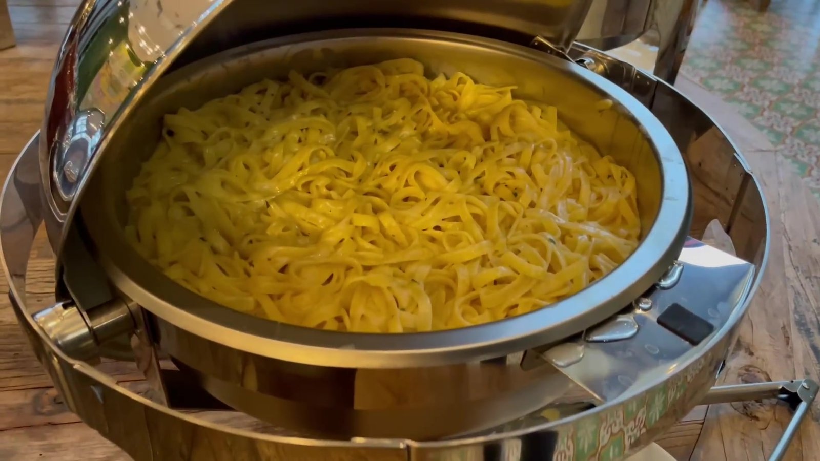 Réchaud do buffet do Villaggio cheio de fettuccine ao molho branco