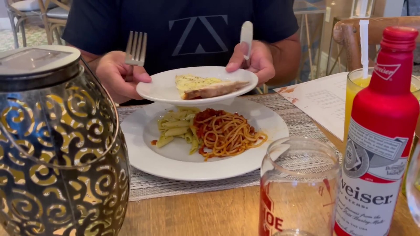 Prato com espaguete ao molho vermelho e uma fatia de lasanha na mesa do Villaggio