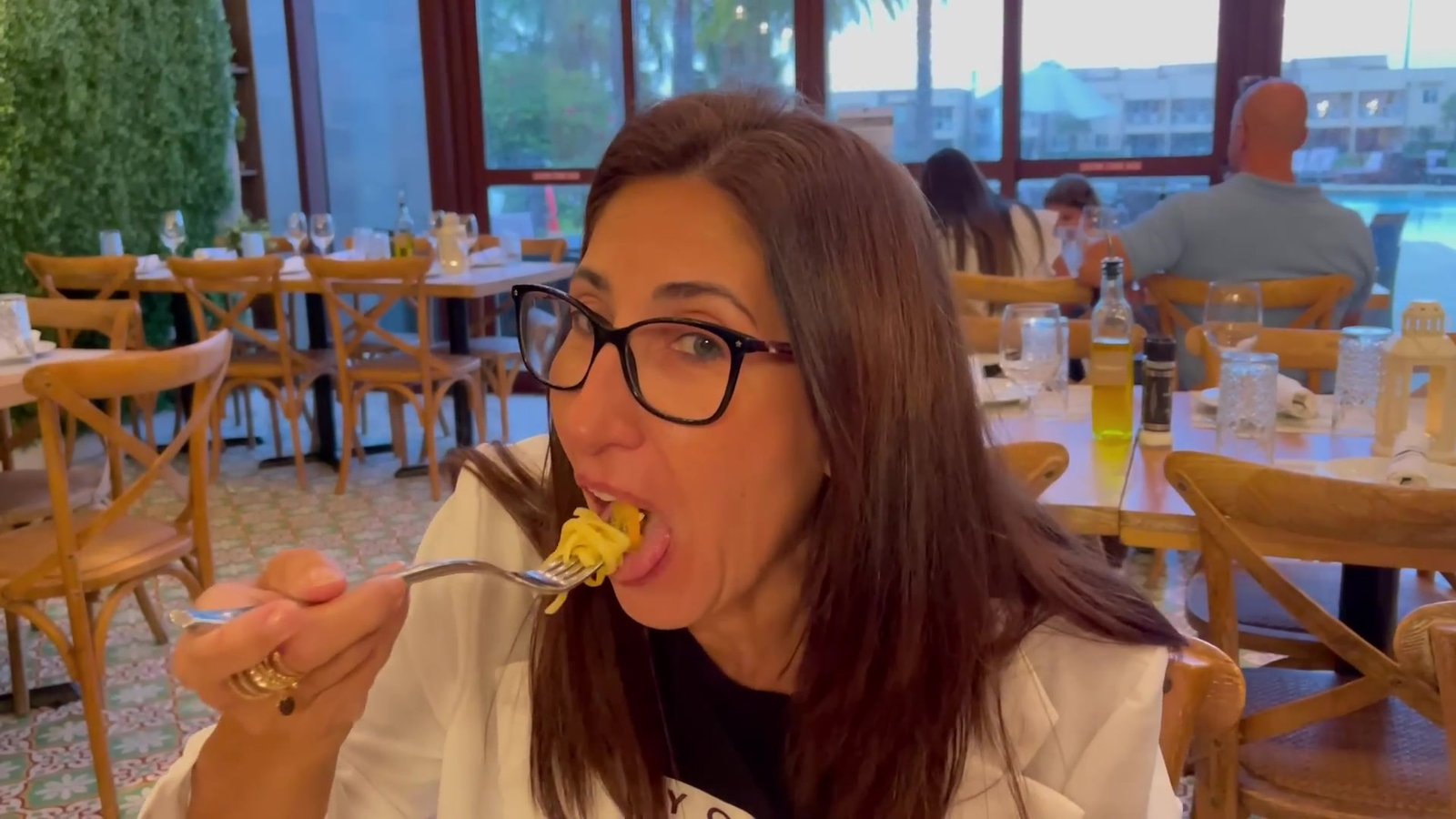 Mãe da Gabi provando o fettuccine do rodízio no salão do Villaggio