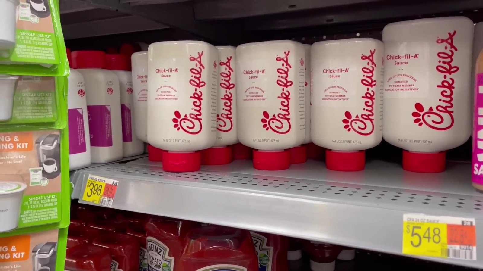 Prateleira com os molhos Chick-fil-A no Walmart de Orlando