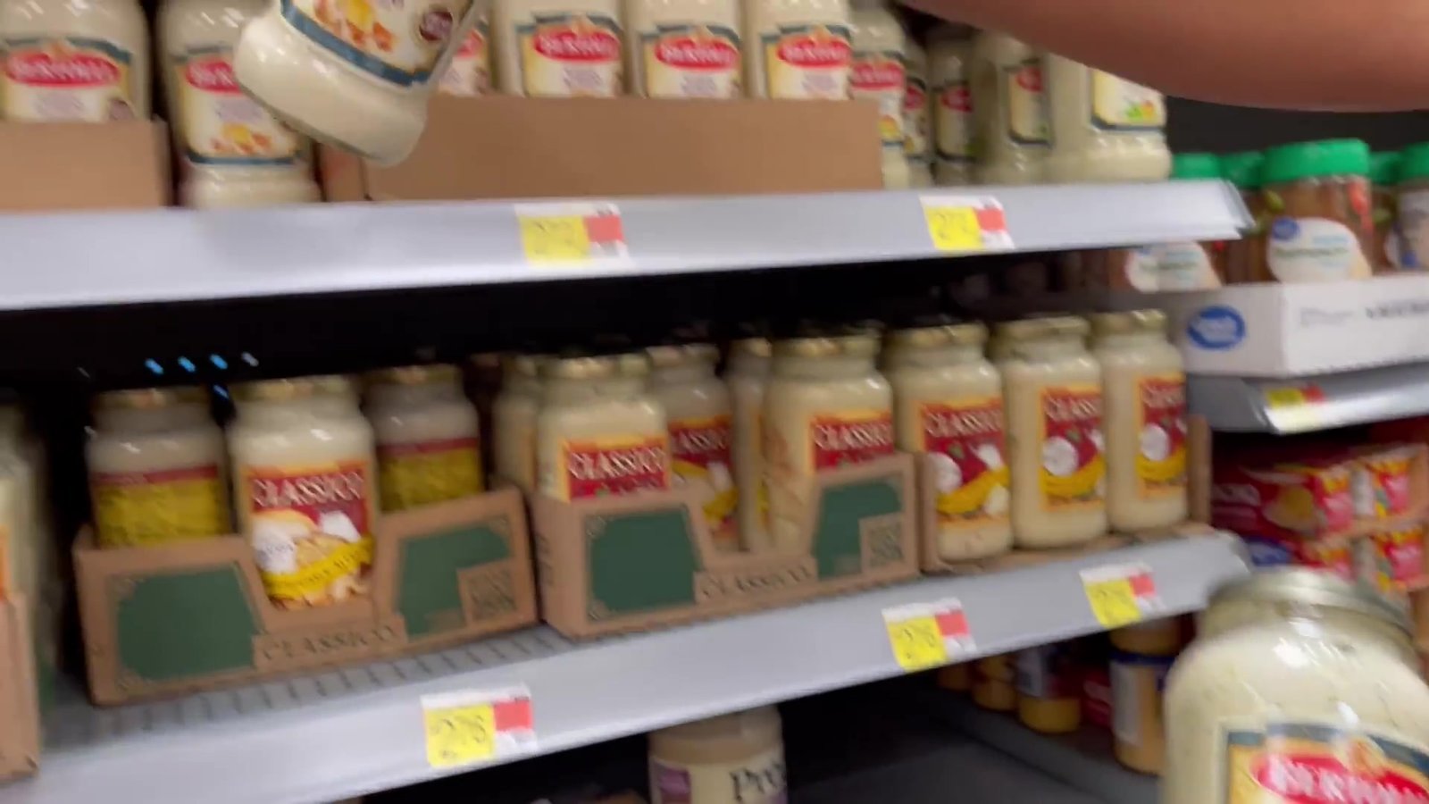Potes de molho Alfredo Classico e Bertolli no Walmart de Orlando