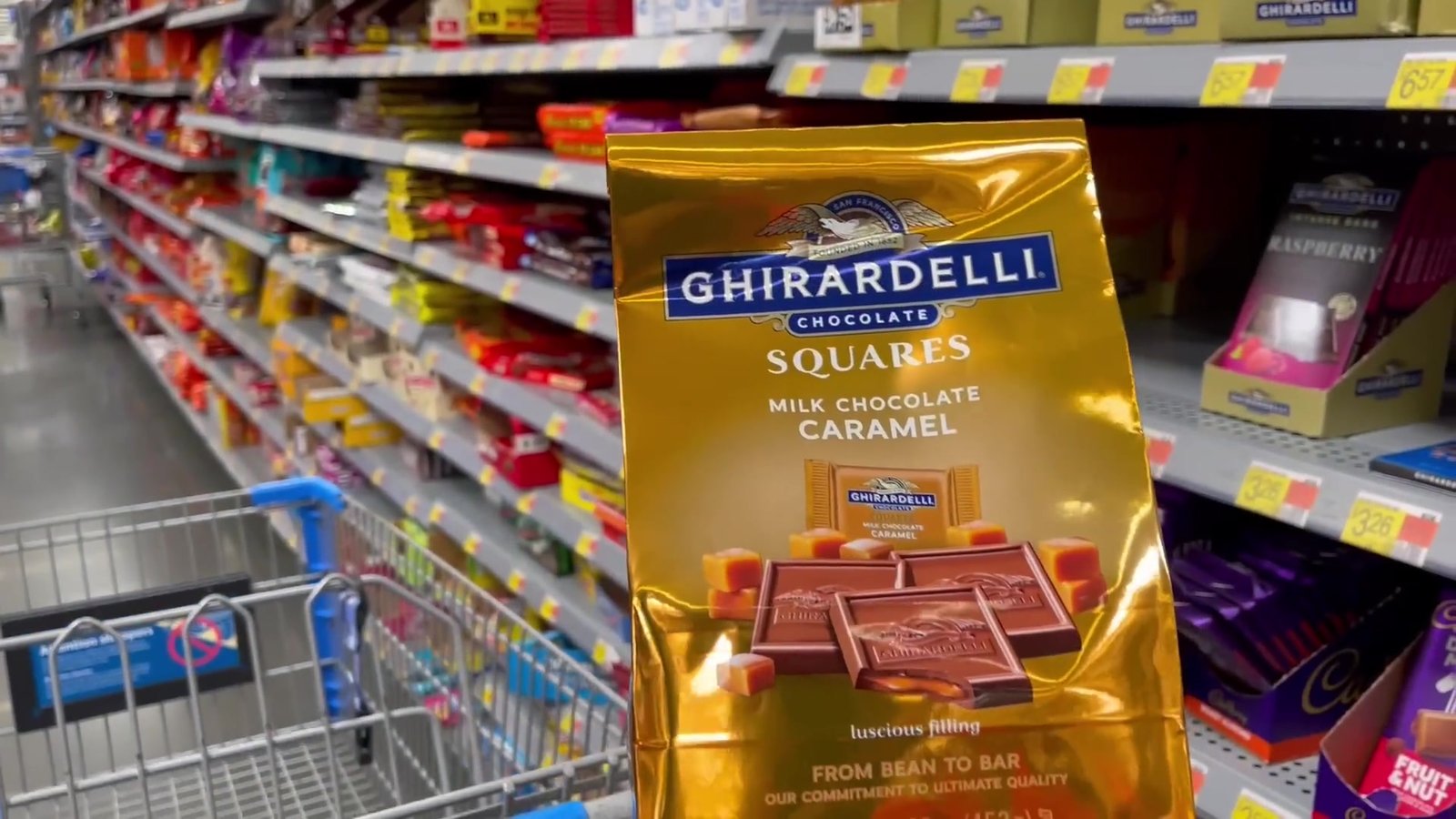 Pacote de Ghirardelli Squares de caramelo no Walmart de Orlando