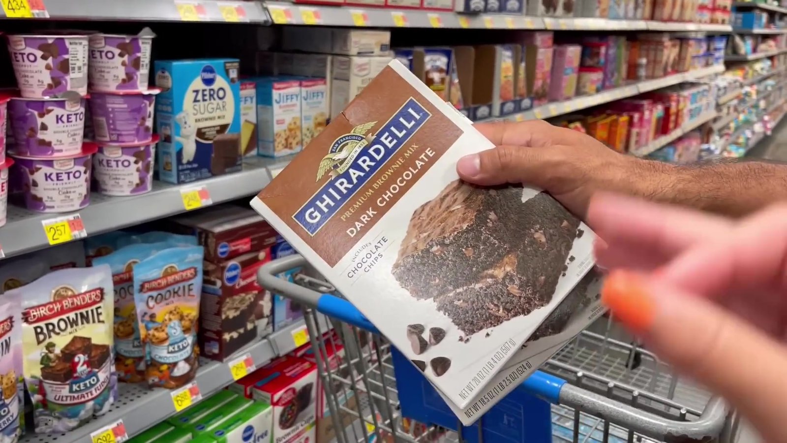 Caixa de mistura de brownie Ghirardelli Dark Chocolate no Walmart de Orlando
