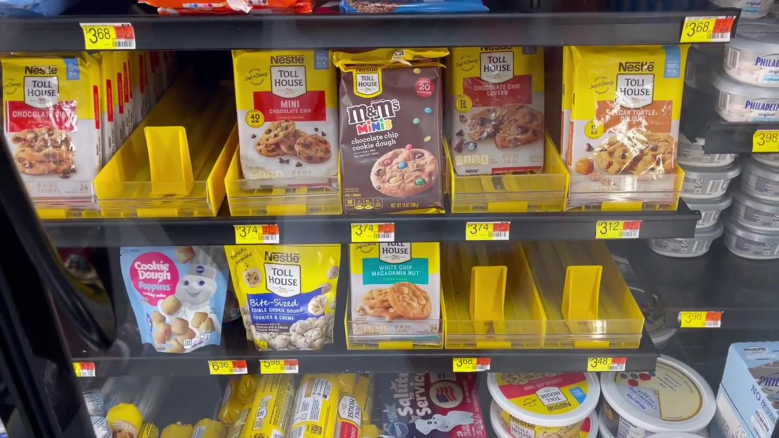 Geladeira com massas de cookie Nestlé Toll House no Walmart de Orlando