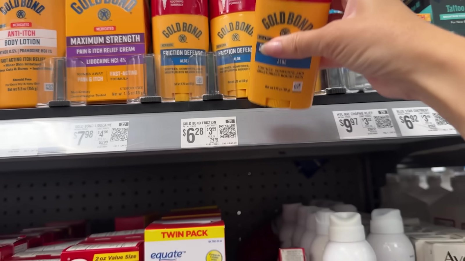 Cremes Gold Bond na prateleira da farmácia do Walmart de Orlando