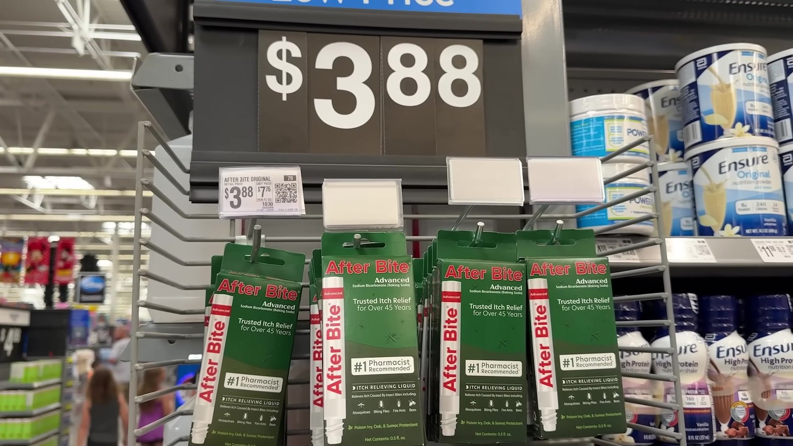 Frascos de After Bite pendurados na farmácia do Walmart de Orlando
