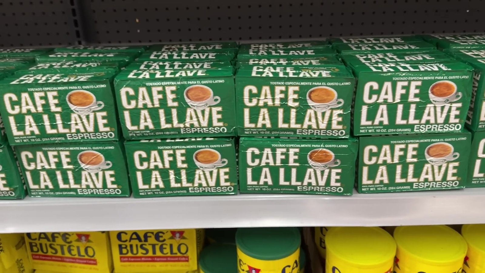 Caixas de Café La Llave e Café Bustelo na prateleira do Walmart de Orlando