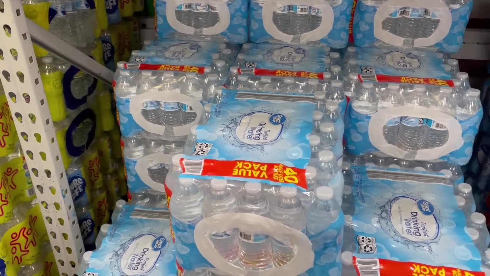 Packs de 40 garrafinhas de água empilhados no Walmart de Orlando