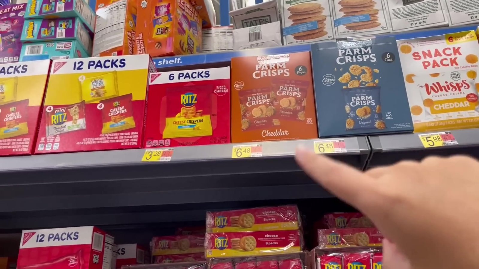 Prateleira do Walmart com Parm Crisps, Ritz e snacks em pacotes pequenos