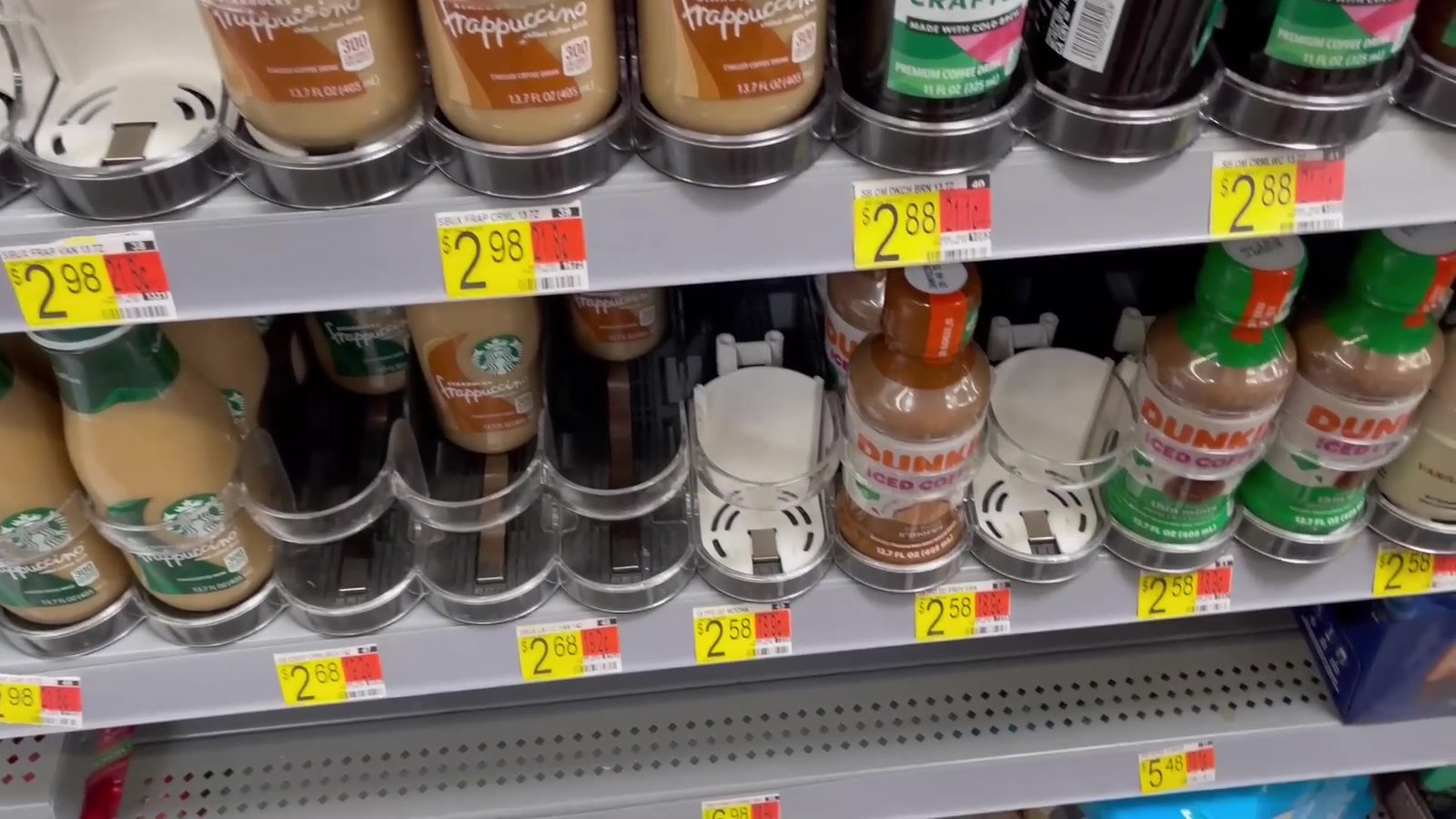 Garrafas de vidro de frappuccino Starbucks e Dunkin na geladeira do Walmart