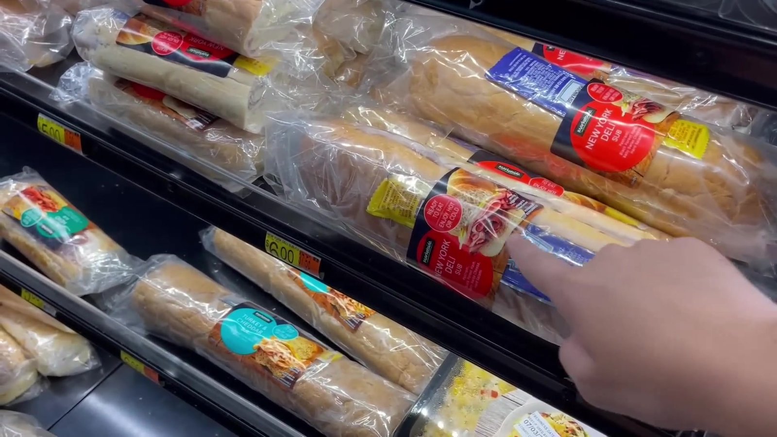 Baguetes e pães frescos na padaria do Walmart de Orlando