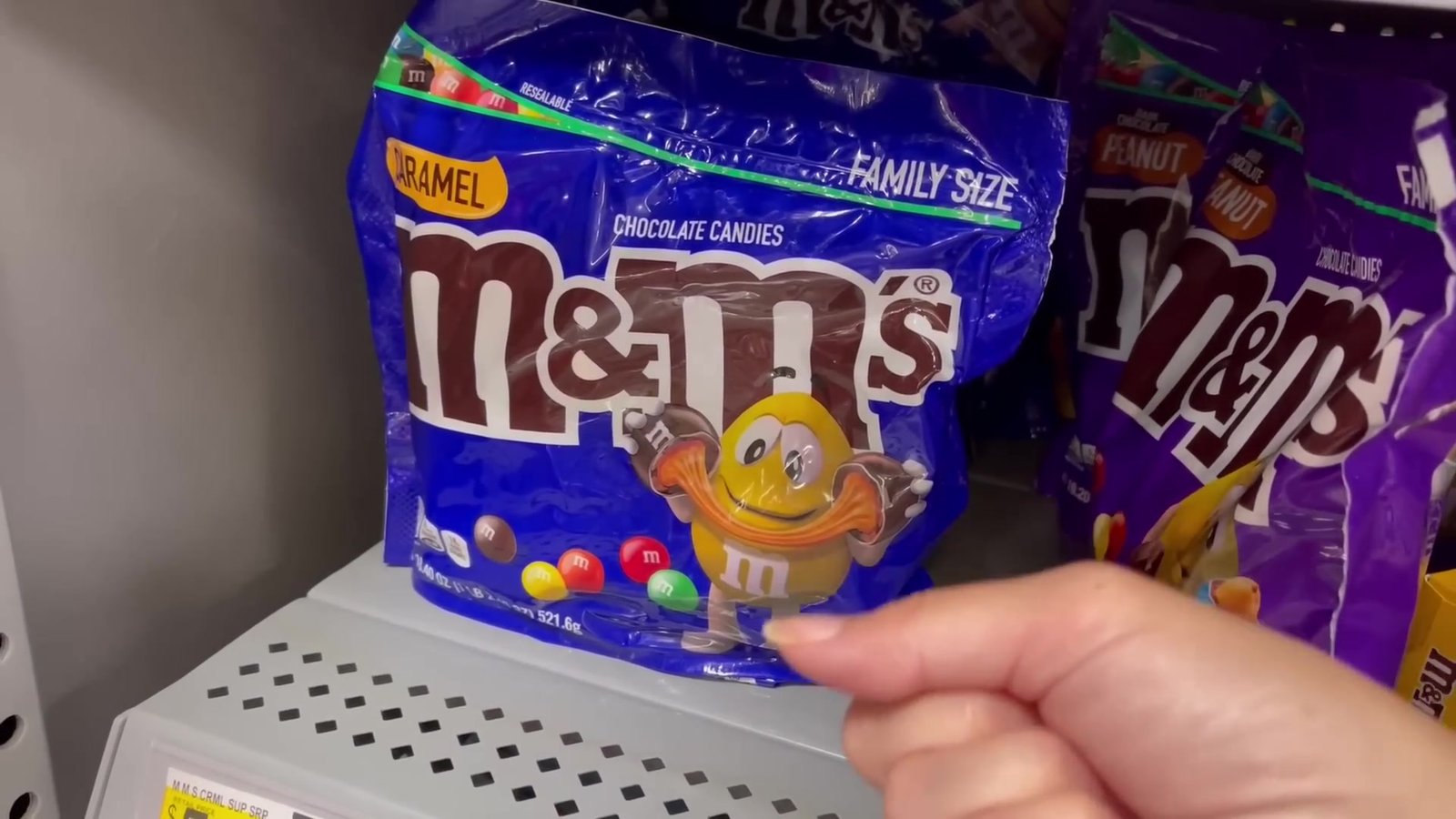 Pacote família de M&M de caramelo na prateleira do Walmart