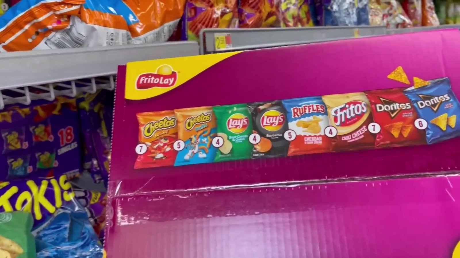 Caixa de salgadinhos variados Frito-Lay com Cheetos, Lay's, Ruffles e Doritos