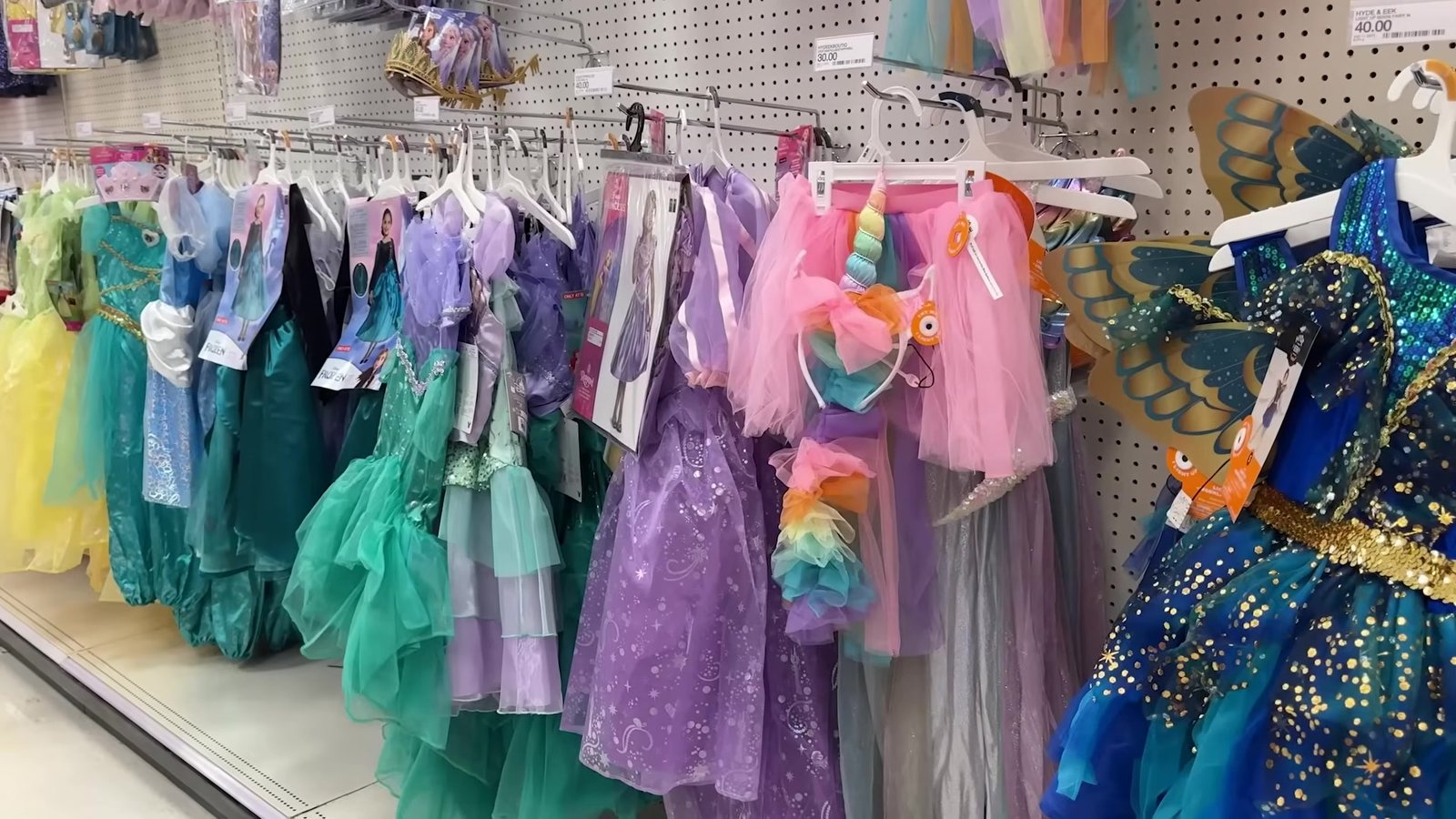 Vestidos de princesa coloridos pendurados na arara de fantasias da Target