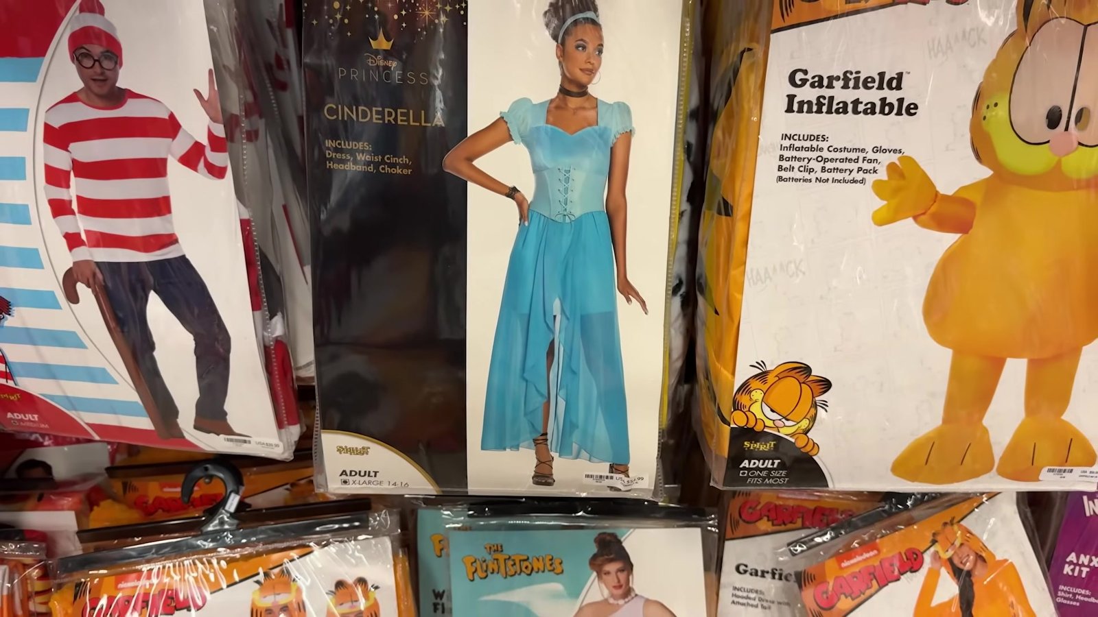 Fantasias adultas na Spirit Halloween: Wally, Cinderela e Garfield inflável