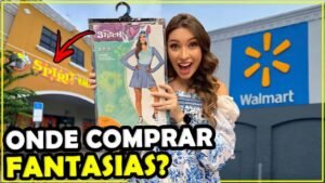 Gabi na frente do Walmart segurando uma fantasia da Stitch, com a Spirit Halloween ao fundo