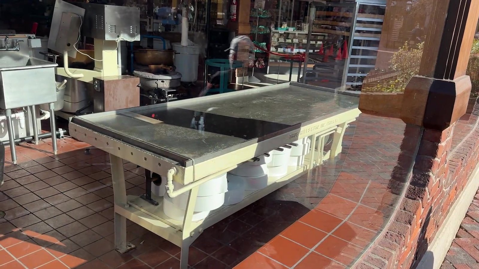 Máquina de fazer doce na vitrine de uma loja de Gatlinburg