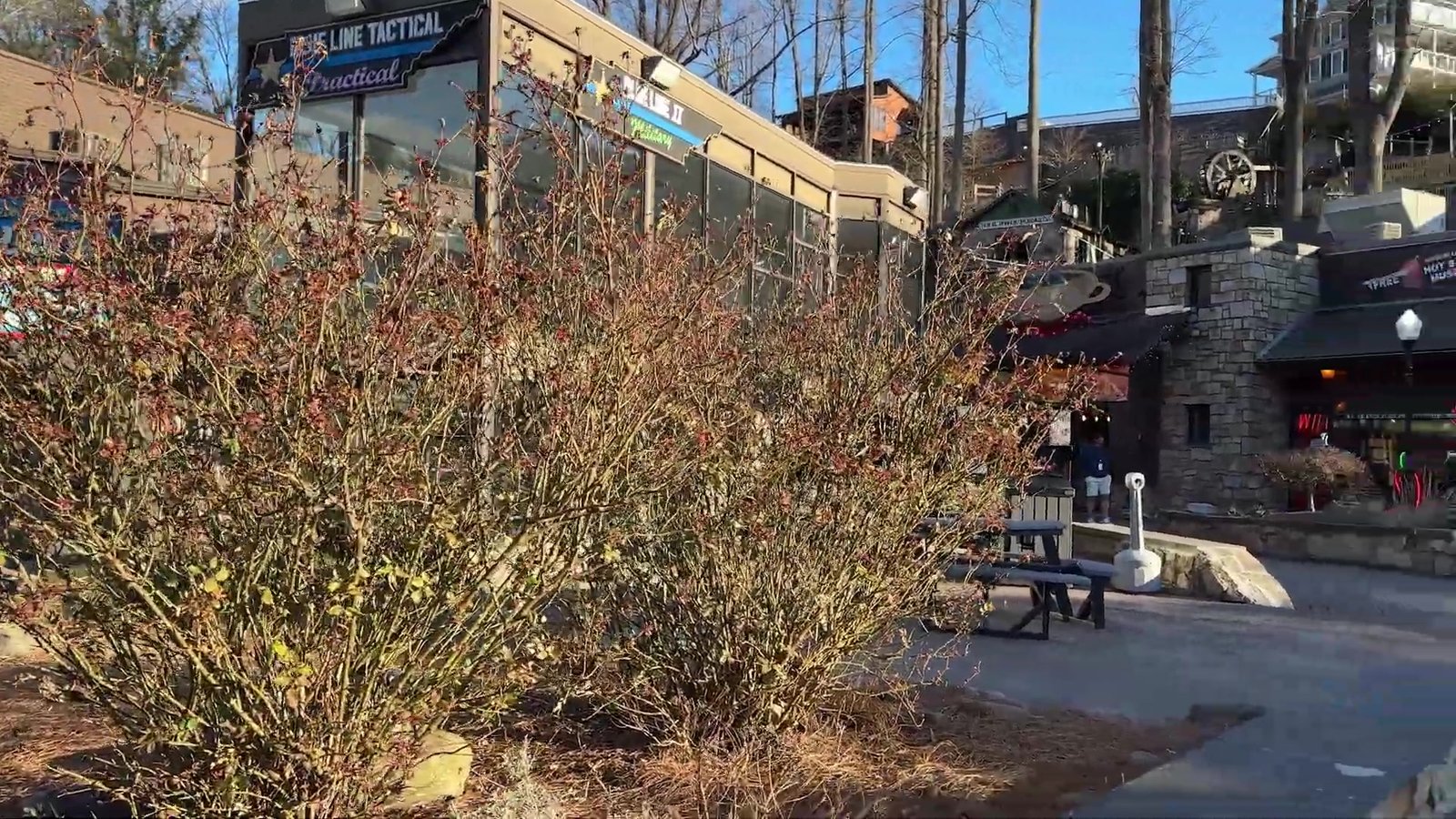 Rua de Gatlinburg com lojas de madeira e as montanhas ao fundo