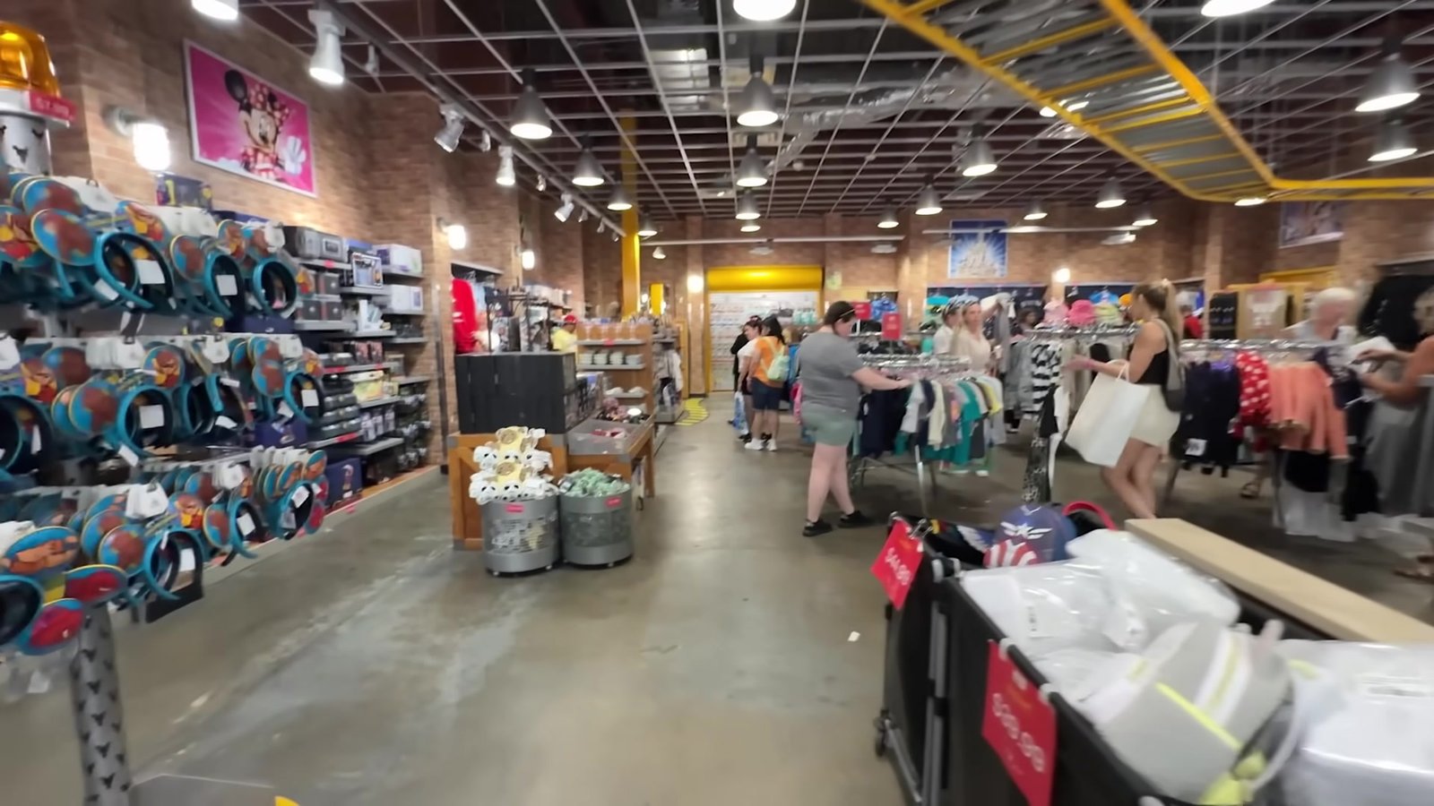Interior da loja outlet da Disney no Premium International Drive