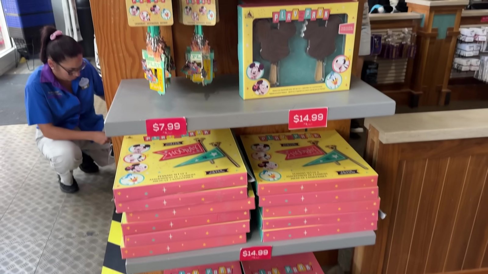 Jogos e brinquedos em caixa do Mickey por US$ 7,99 e 14,99 no outlet