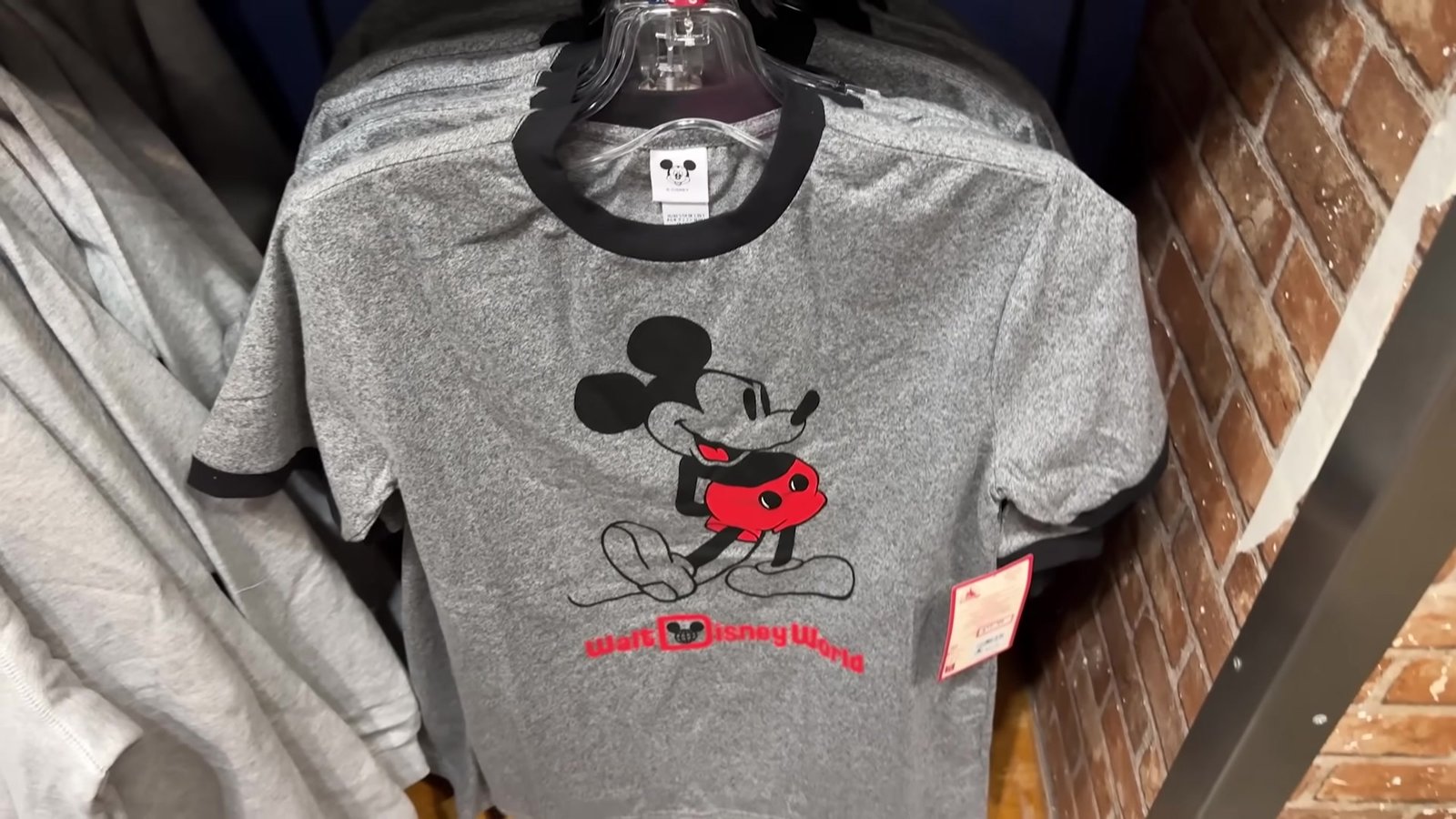 Camiseta cinza do Mickey do Walt Disney World no outlet da Disney