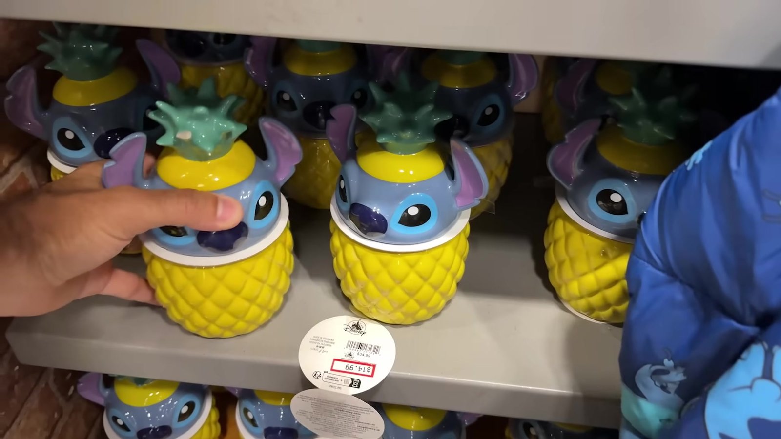 Potes do Stitch em formato de abacaxi no outlet da Disney