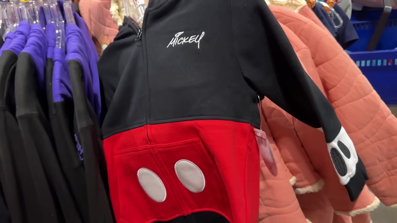 Jaqueta preta e vermelha do Mickey com botões brancos no outlet da Disney