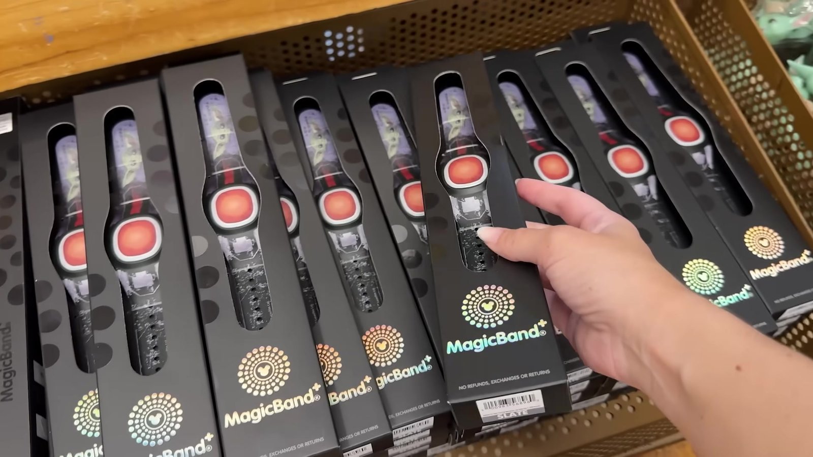 Caixas de MagicBand Plus enfileiradas no outlet da Disney