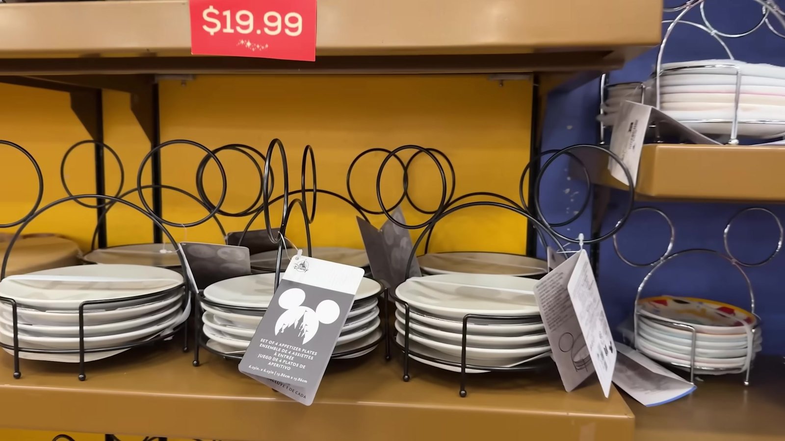 Pratos de cerâmica com suporte do Mickey por US$ 19,99 no outlet da Disney