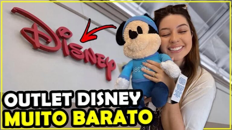 Gabi com uma pelúcia do Mickey na frente do letreiro Disney do outlet de Orlando