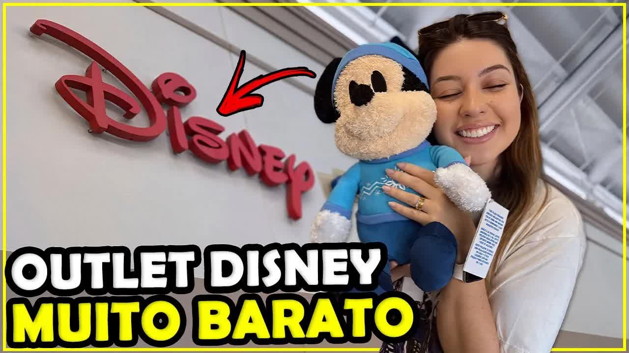 Gabi com uma pelúcia do Mickey na frente do letreiro Disney do outlet de Orlando