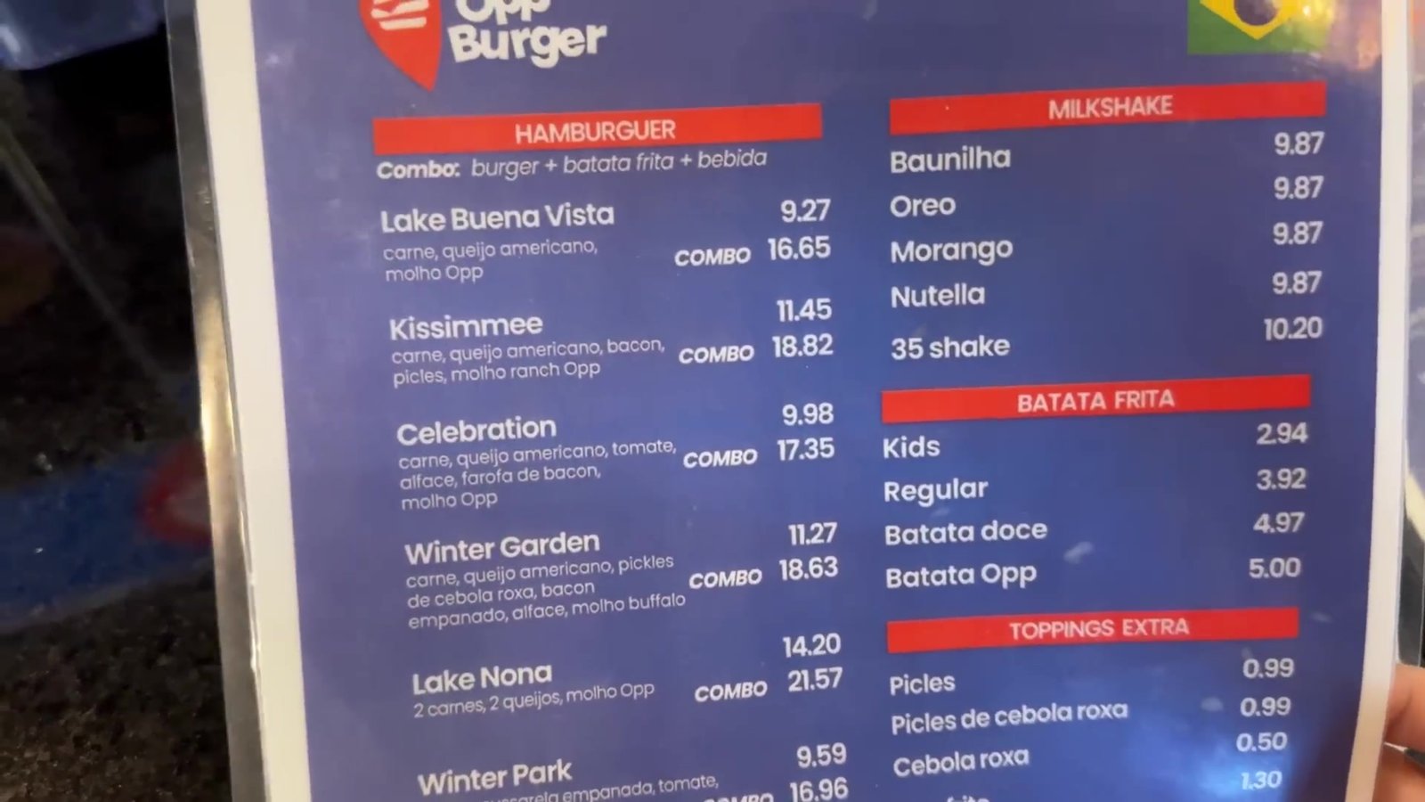 Cardápio da hamburgueria que ficava no outlet Lake Buena Vista em 2024, com hambúrgueres, milkshakes e batatas