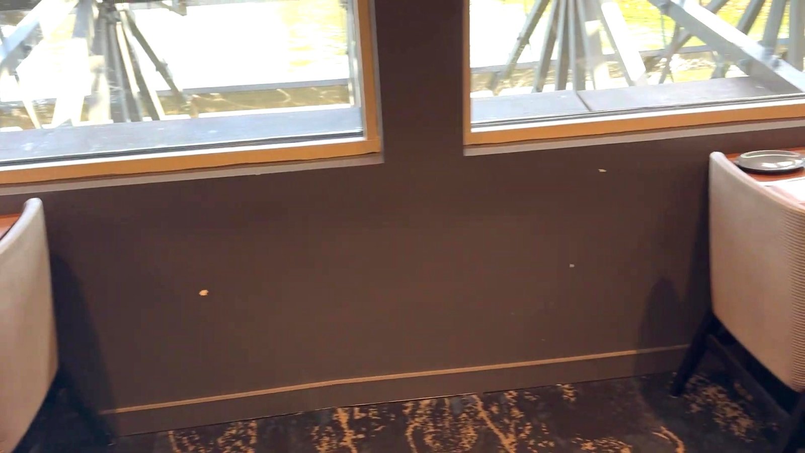 Salão interno do Paddlefish com janelas pro lago do Disney Springs