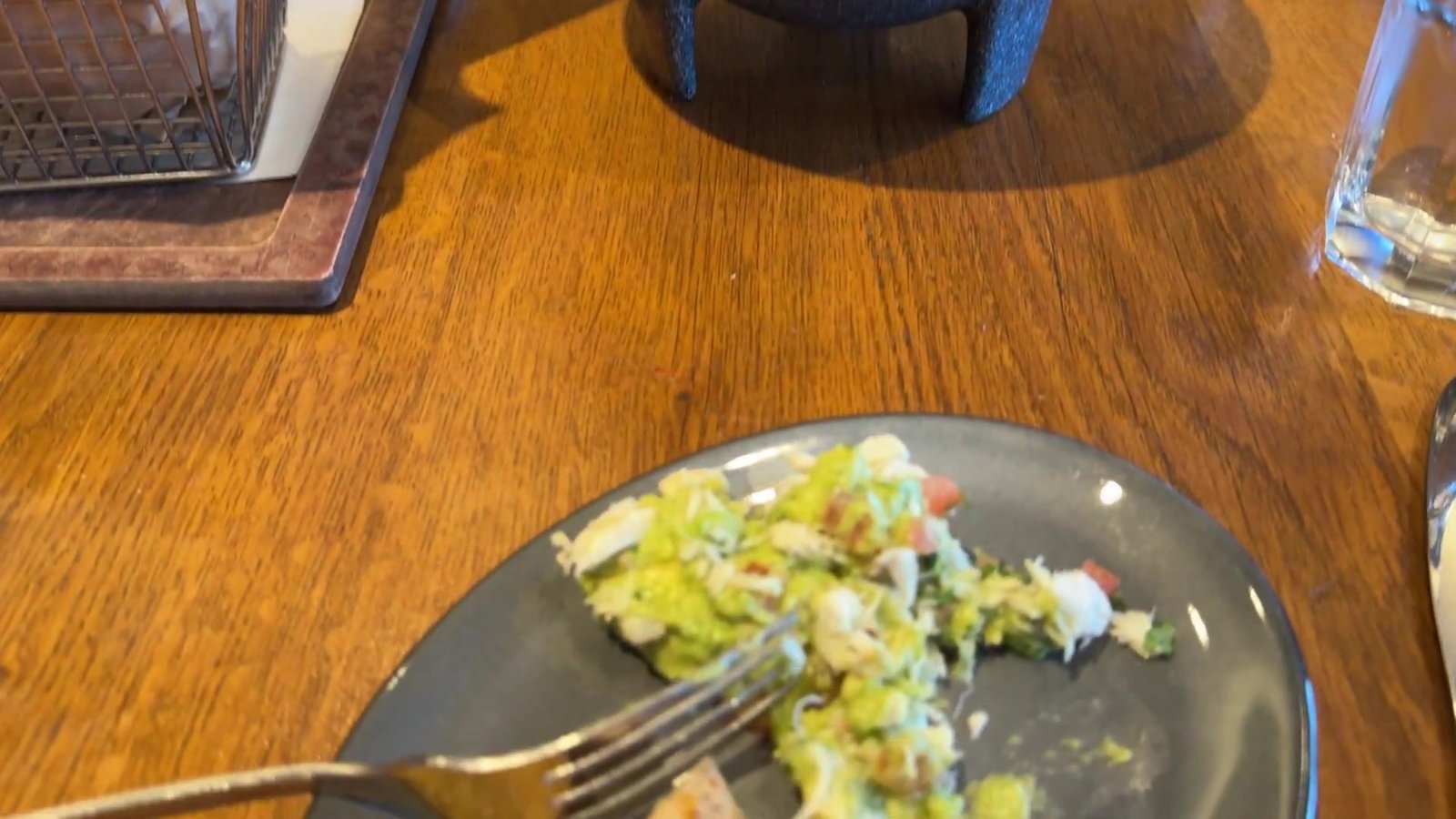 Prato com o que sobrou do Crab Guacamole no Paddlefish