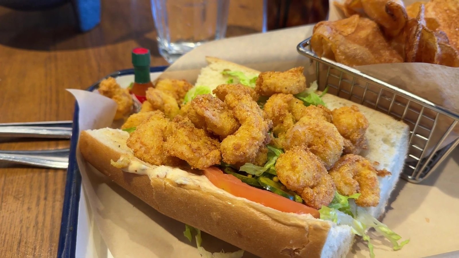 Po' Boy de camarão empanado do Paddlefish com batata frita