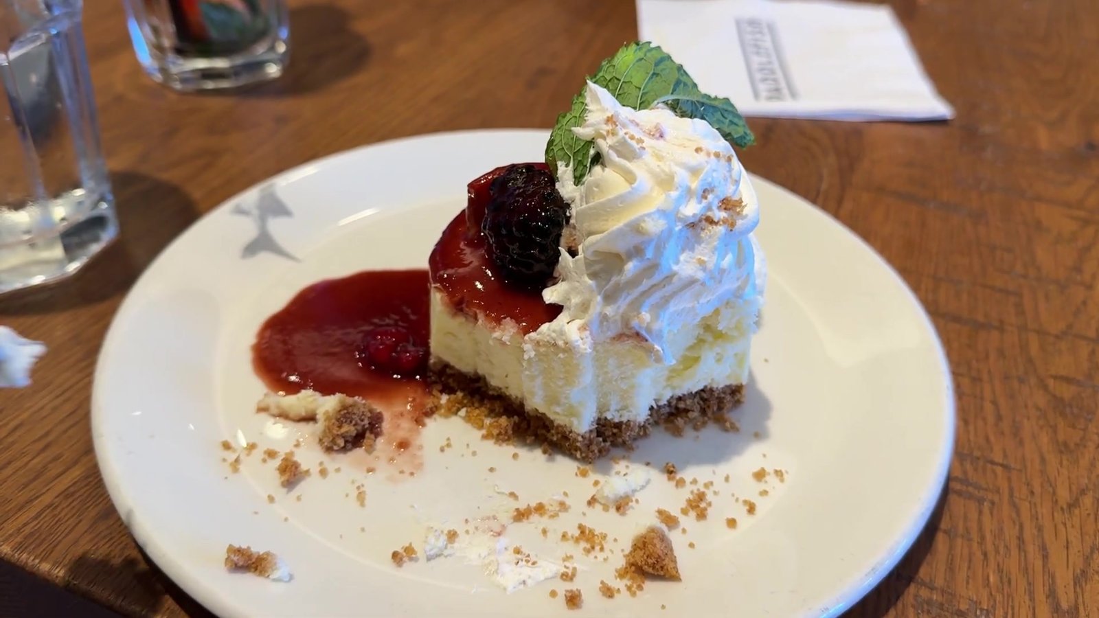 Cheesecake de frutas vermelhas do Paddlefish