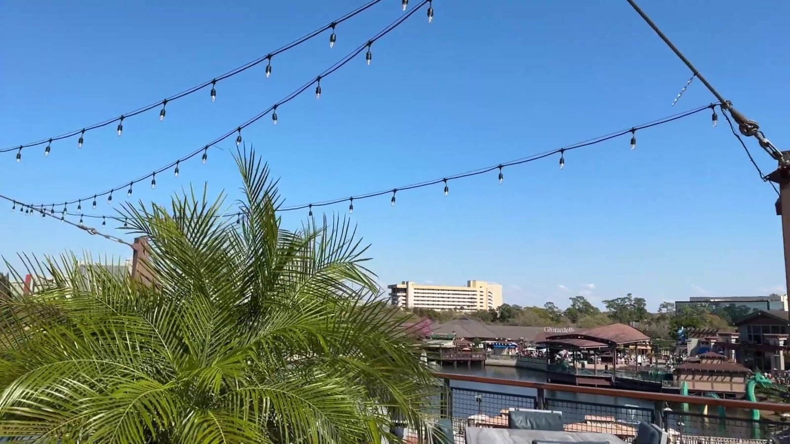 Vista do rooftop do terceiro andar do Paddlefish com o Disney Springs ao fundo