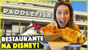 Gabi com o Po' Boy de camarão na frente do Paddlefish, no Disney Springs