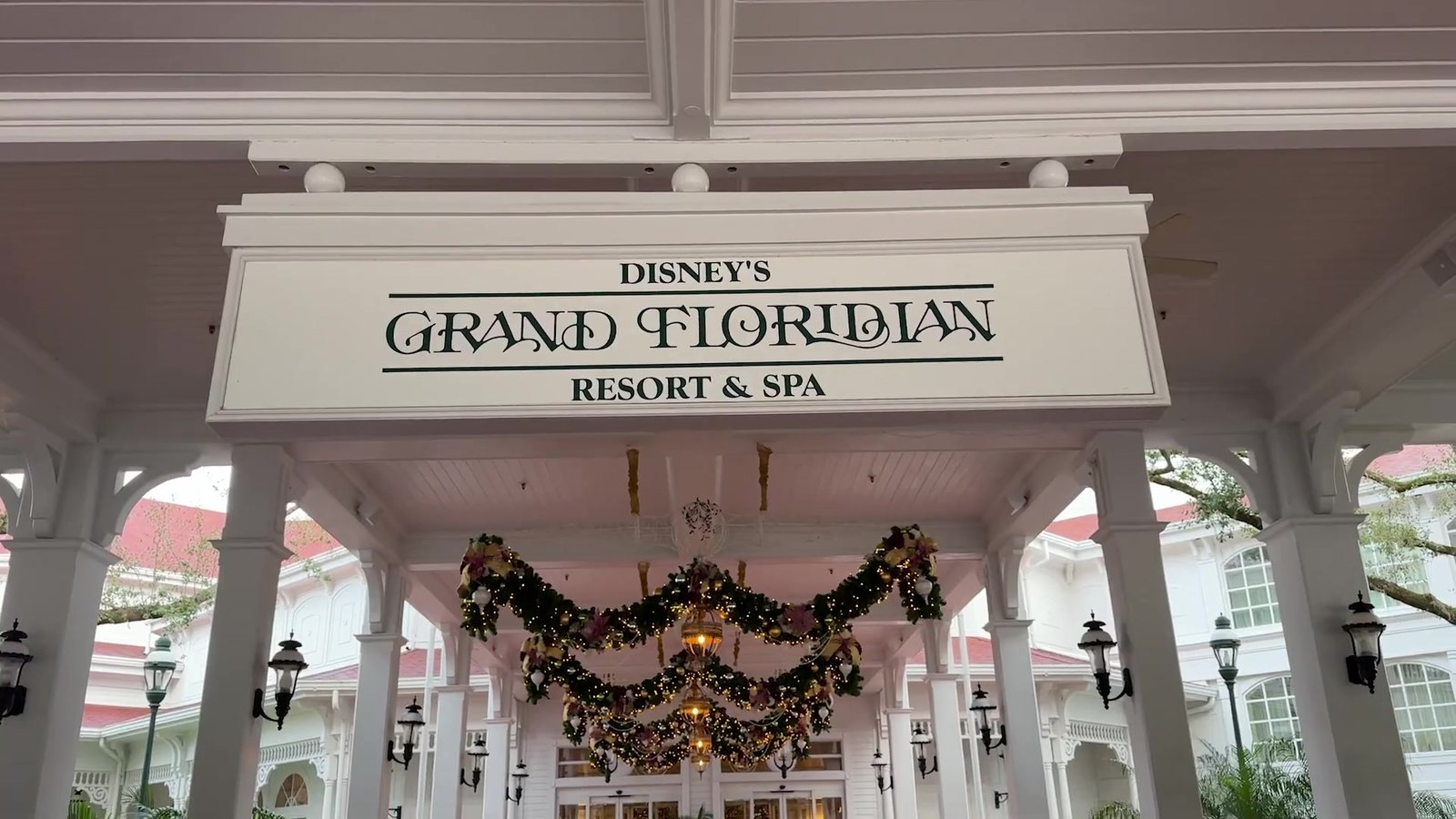 Entrada do Disney's Grand Floridian Resort & Spa com guirlandas de Natal
