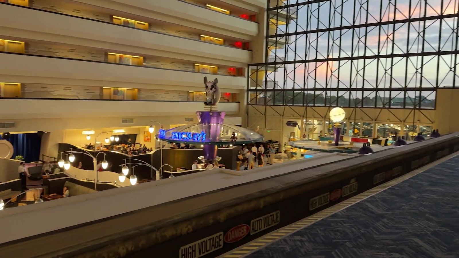 Interior do Contemporary Resort visto da plataforma do monorail, com o Chef Mickey's embaixo