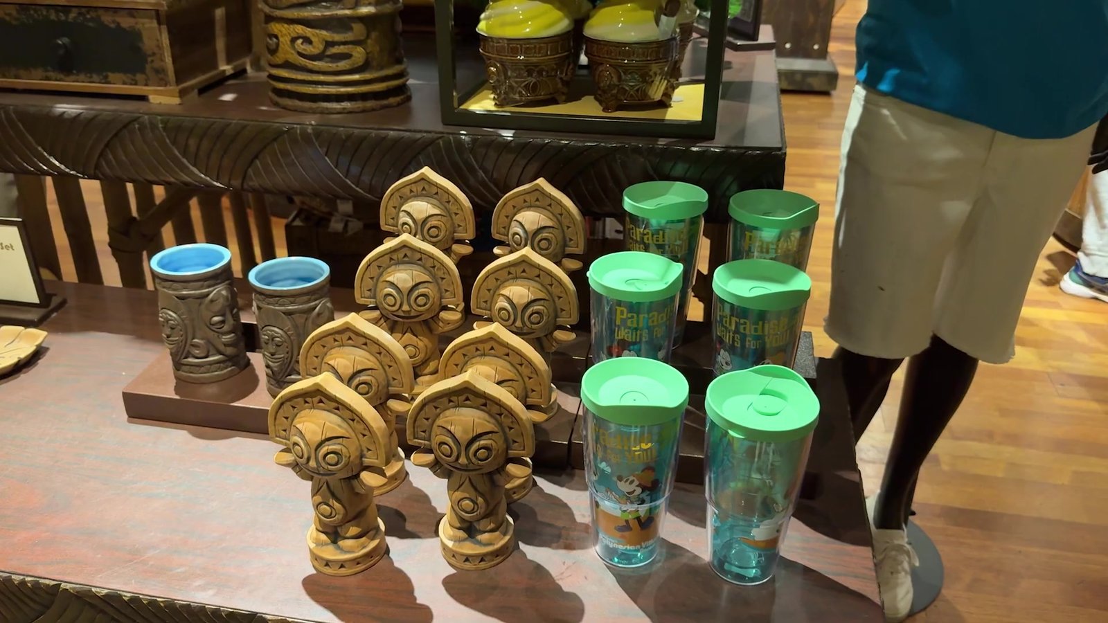 Canecas tiki e copos temáticos do Polynesian expostos na loja do hotel