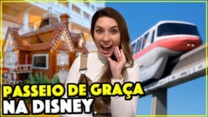 Gabi com o monorail da Disney e a casa de gengibre do Grand Floridian ao fundo