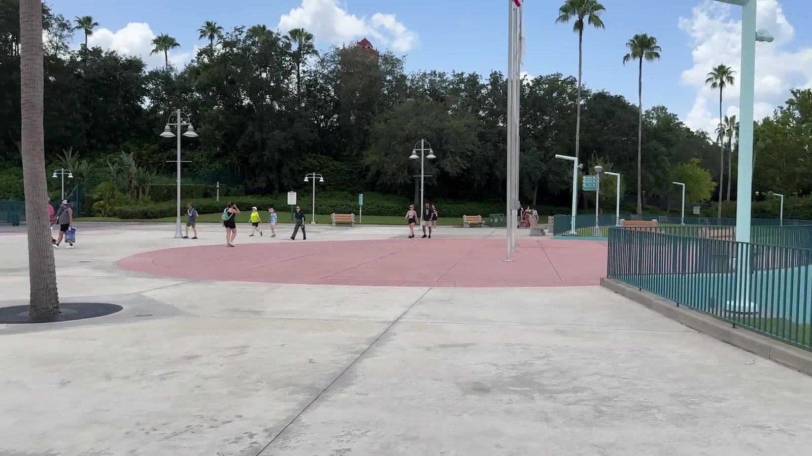 Praça de entrada do Hollywood Studios, onde fica o embarque do barco pro BoardWalk